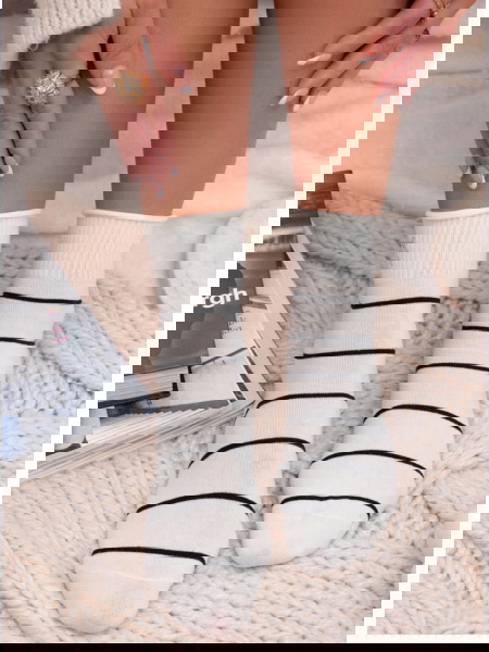 Białe skarpetki z ozdobną...