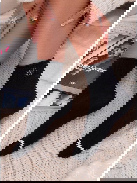 Czarne skarpetki z ozdobną...