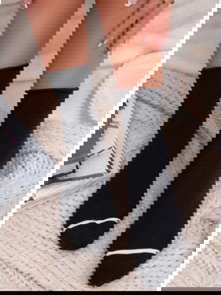 Czarne skarpetki z ozdobną... 2