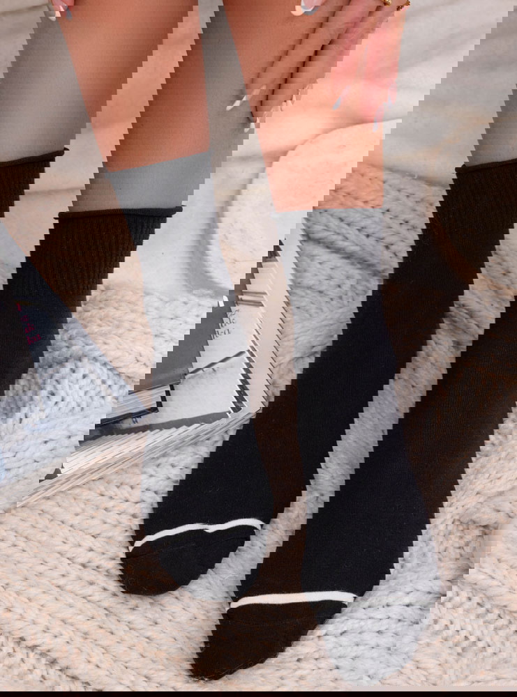 Czarne skarpetki z ozdobną naszywką...