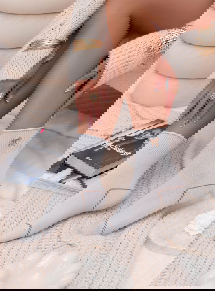 Szare skarpetki z ozdobną naszywką...