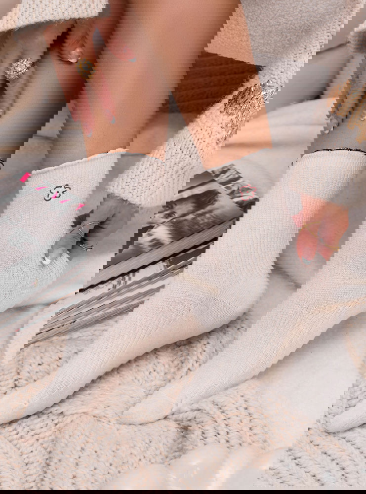 Jasnobeżowe skarpetki z ozdobną...