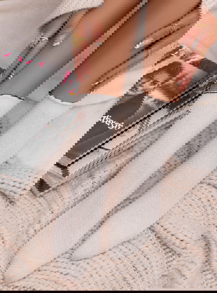 Jasnobeżowe skarpetki z ozdobną...