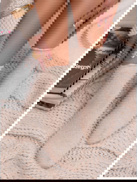 Beżowe skarpetki z ozdobną...