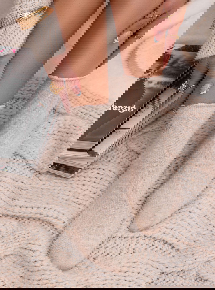 Beżowe skarpetki z ozdobną naszywką...