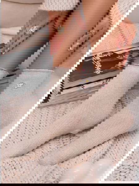 Beżowe skarpetki z ozdobną... 2