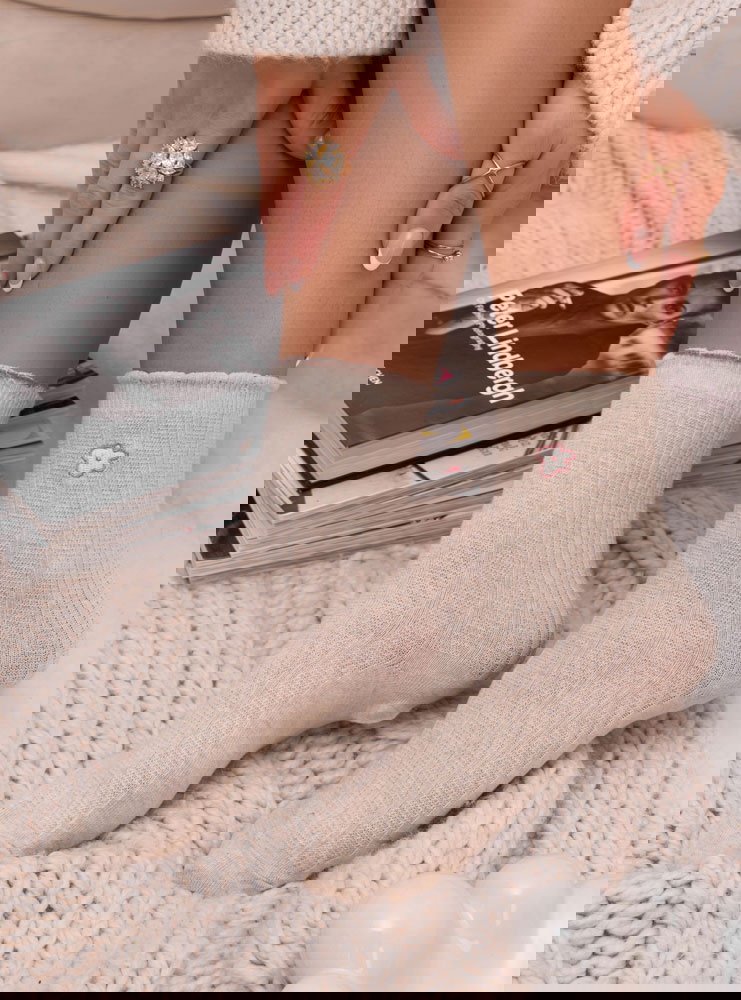 Beżowe skarpetki z ozdobną naszywką...