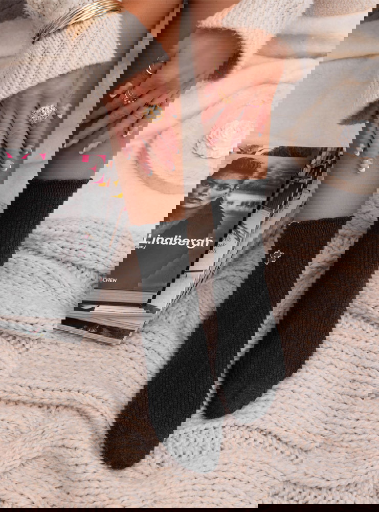 Grafitowe skarpetki z ozdobną...