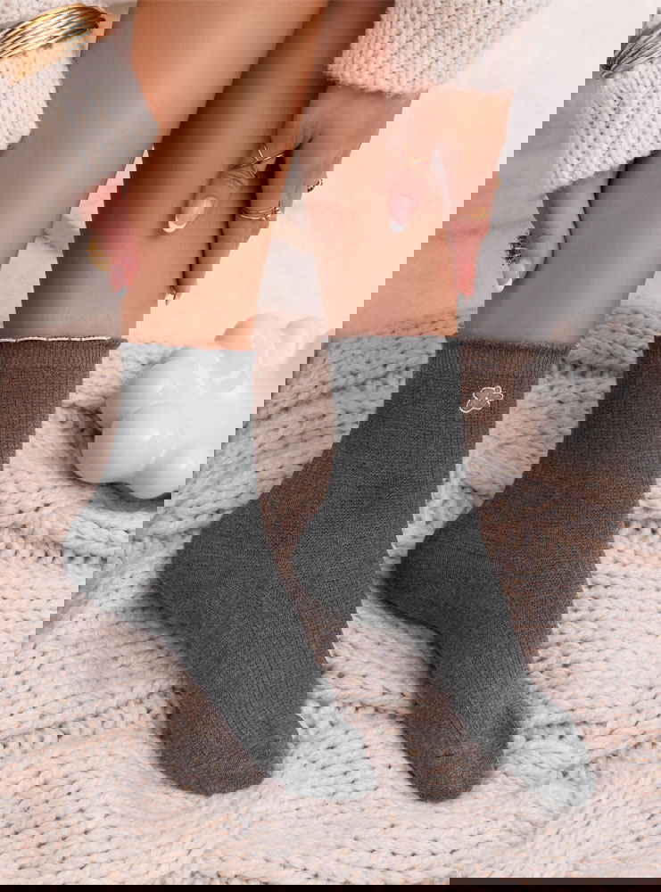 Popielate skarpetki z ozdobną...