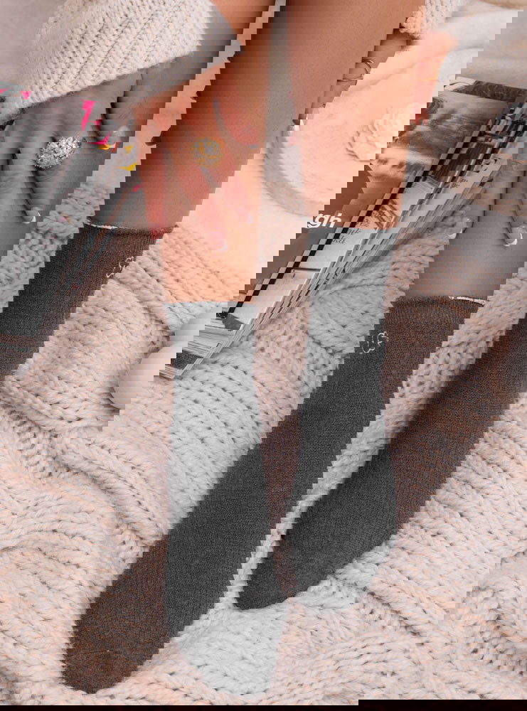 Popielate skarpetki z ozdobną...