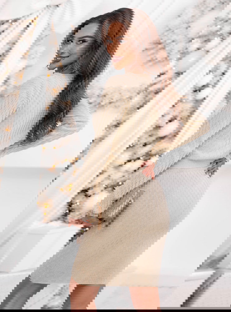 Sweterkowa sukienka z ozdobnymi...