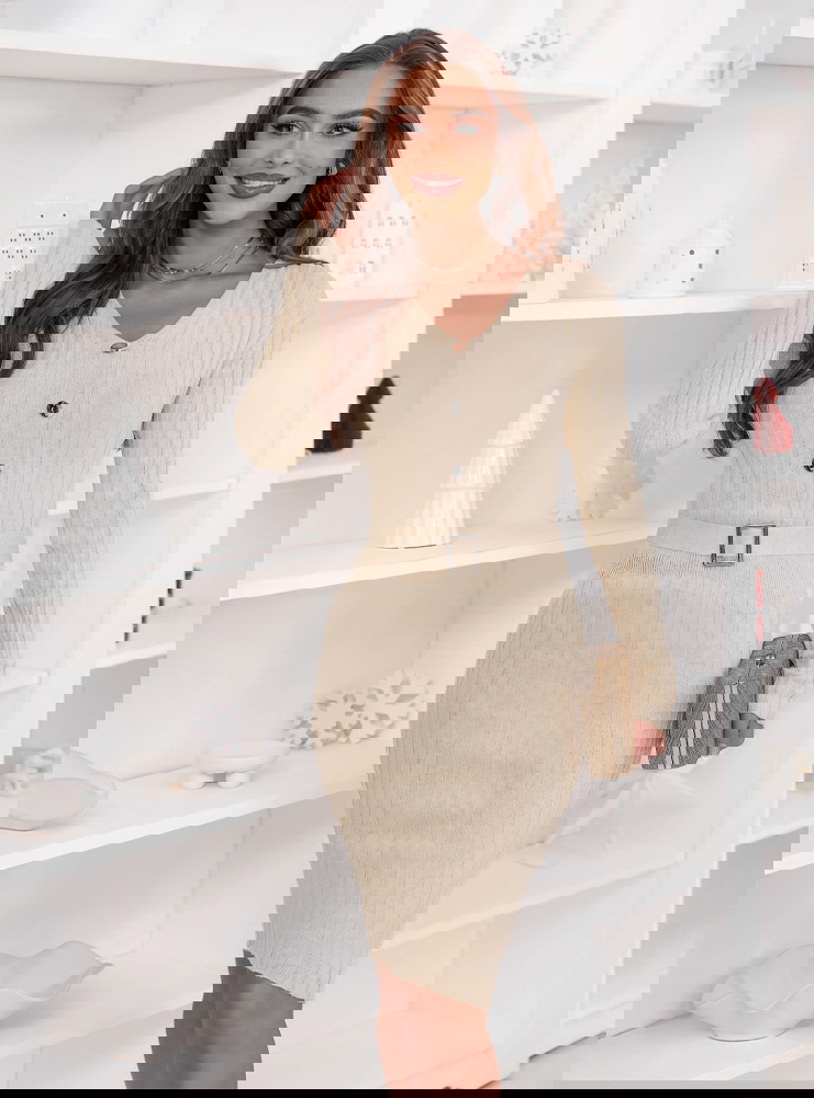 Sweterkowa sukienka z ozdobnymi...