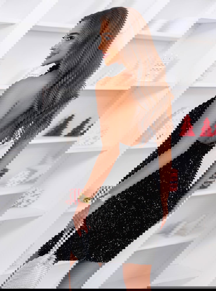 Czarna cekinowa sukienka z wycięciem...