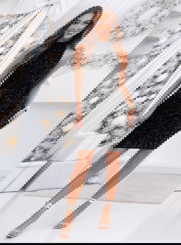 Czarna cekinowa sukienka z wycięciem...