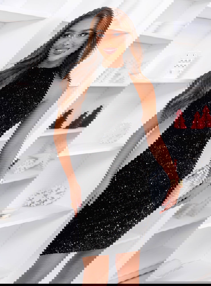 Czarna cekinowa sukienka z wycięciem...