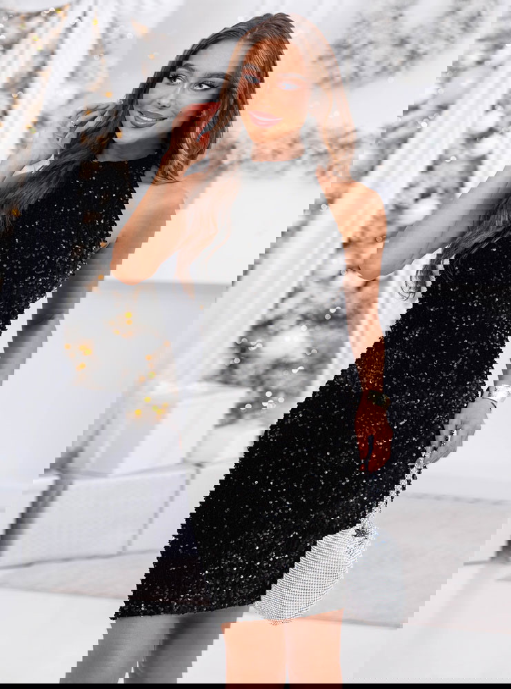 Czarna cekinowa sukienka z wycięciem...