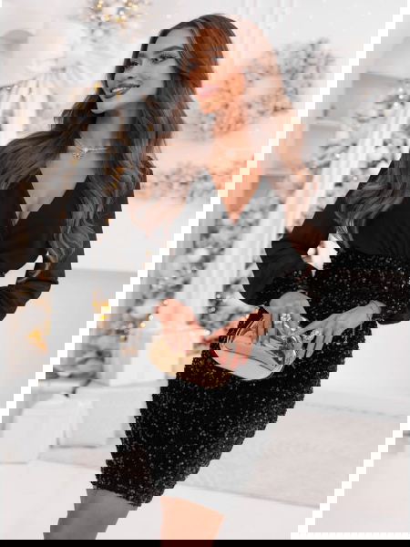 Czarna cekinowa sukienka...