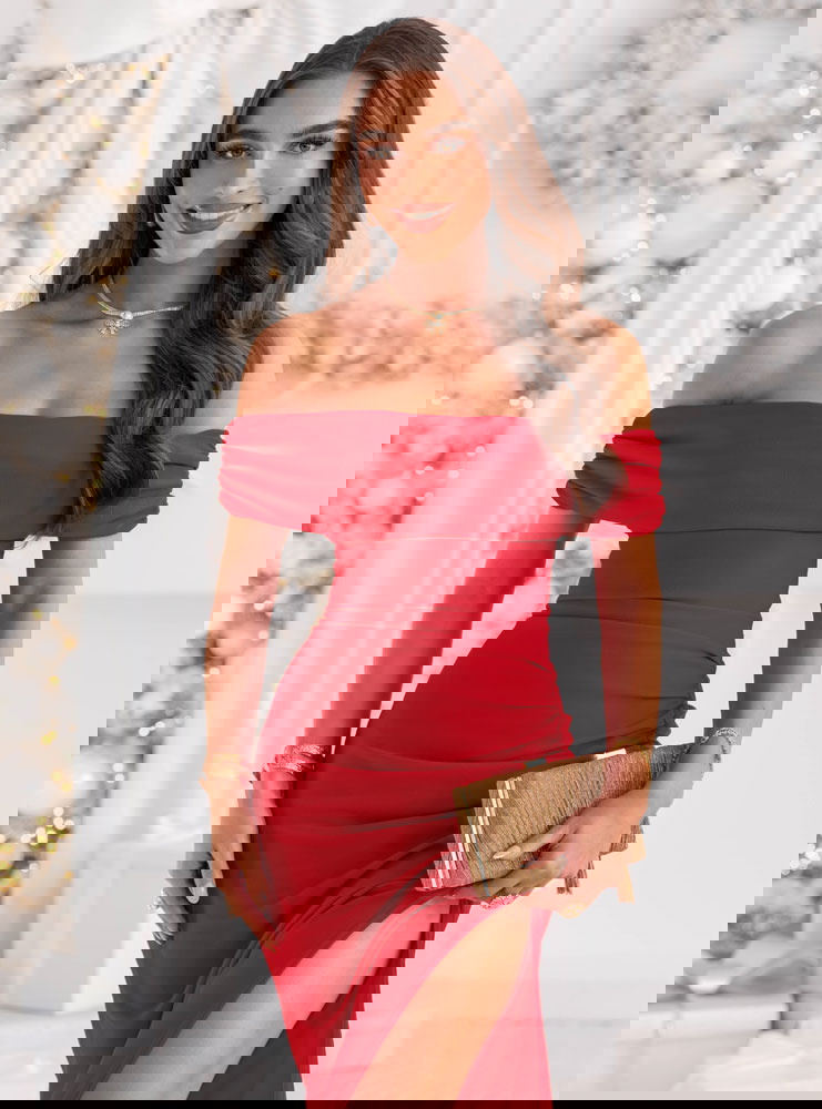 Malinowa długa dopasowana sukienka z...