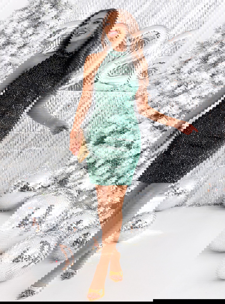 Cekinowa sukienka z wycięciem na...