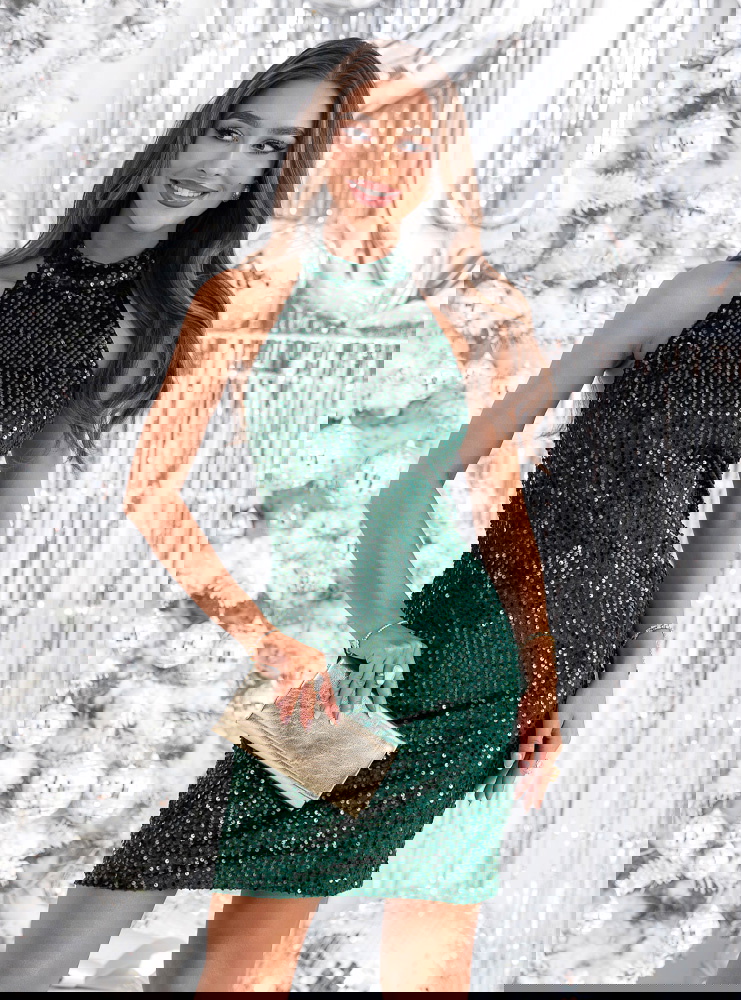 Cekinowa sukienka z wycięciem na...