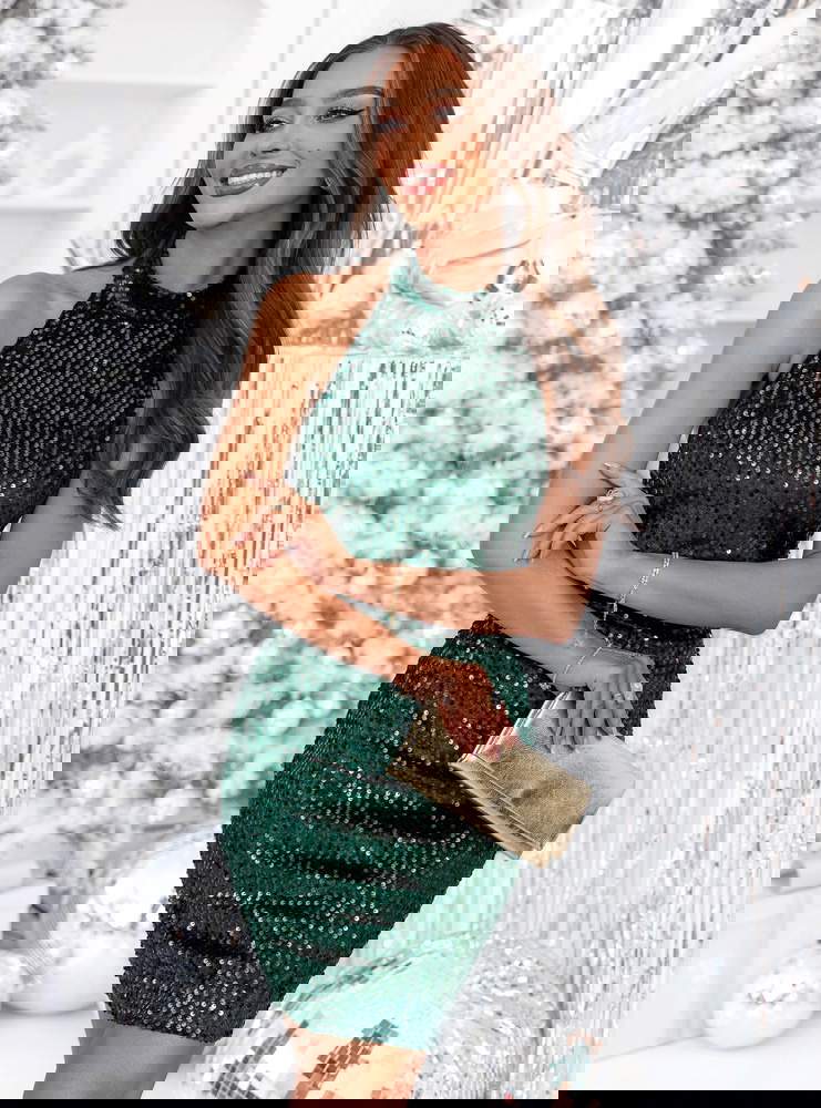 Cekinowa sukienka z wycięciem na...