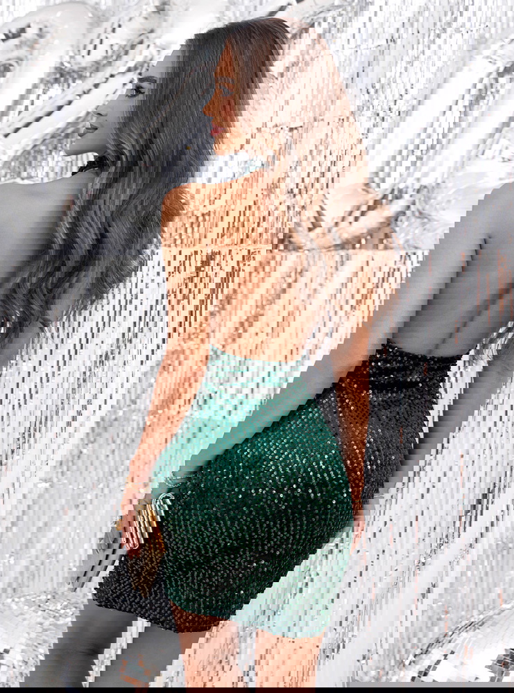 Cekinowa sukienka z wycięciem na...