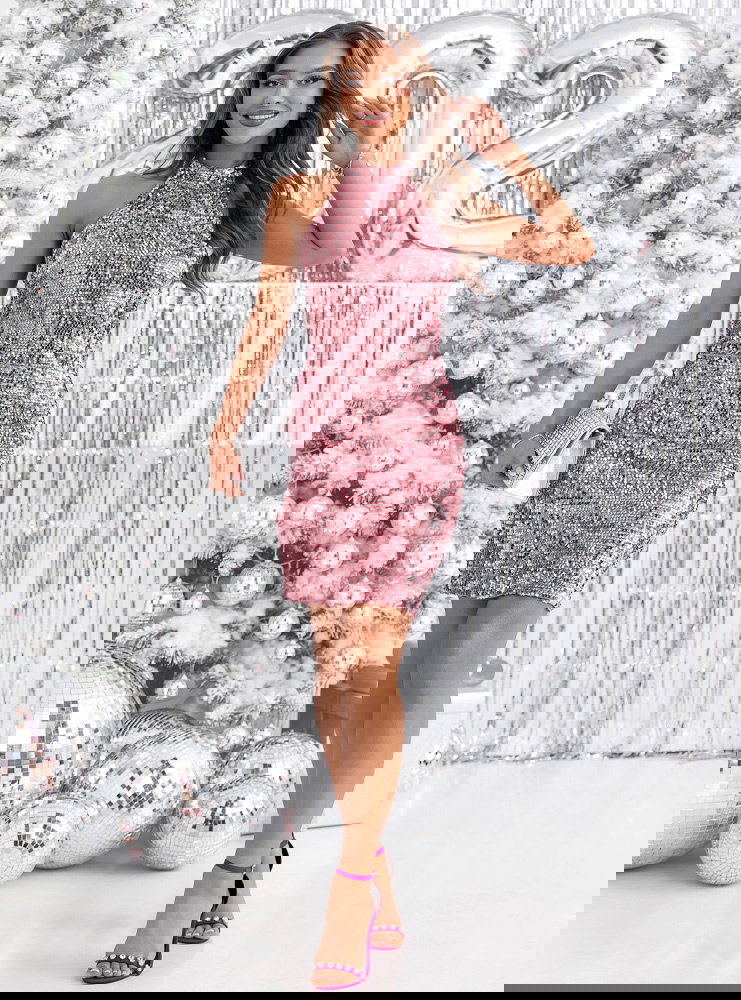 Cekinowa sukienka z wycięciem na...