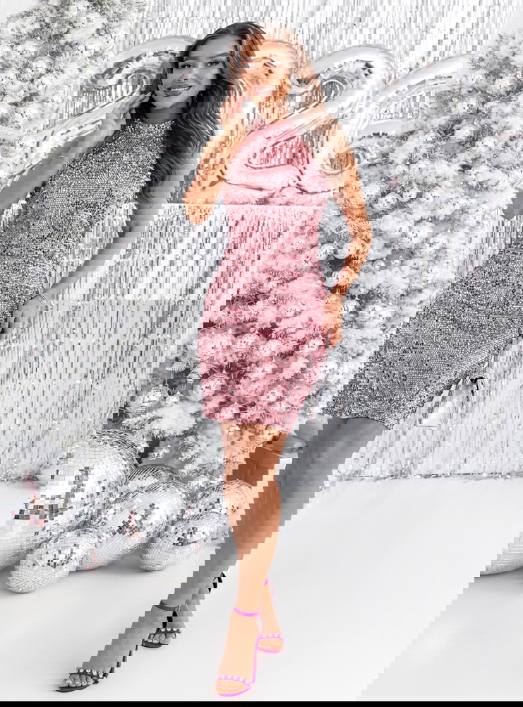 Cekinowa sukienka z wycięciem na...