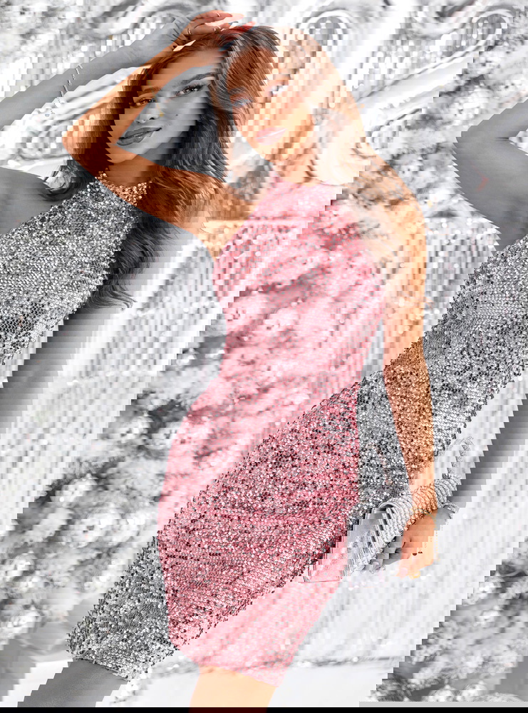 Cekinowa sukienka z wycięciem na...