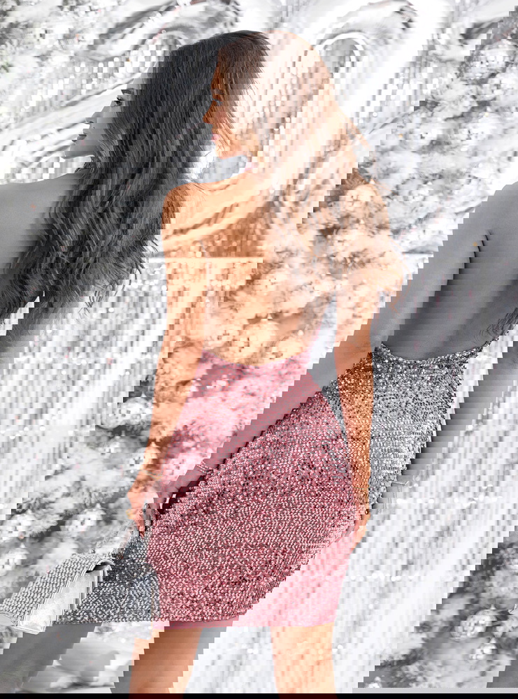 Cekinowa sukienka z wycięciem na...