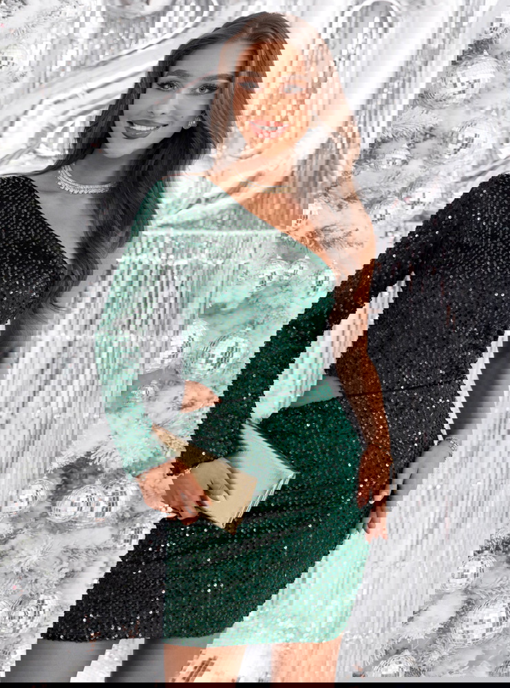 Cekinowa sukienka mini na jedno ramie...