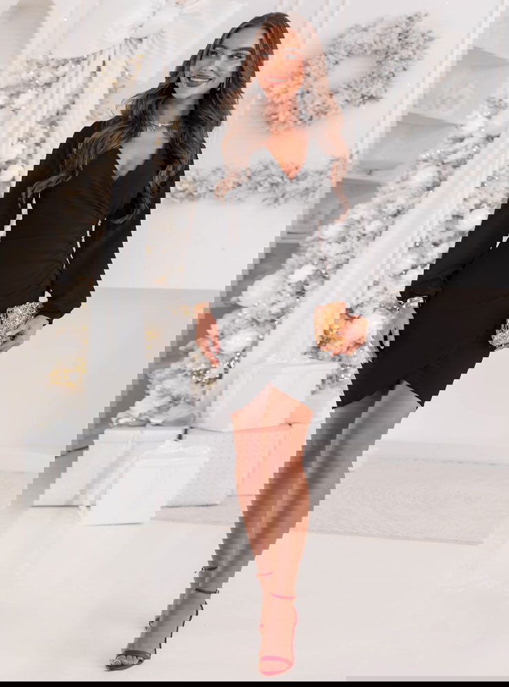 Czarna sukienka z tiulowymi rękawami...