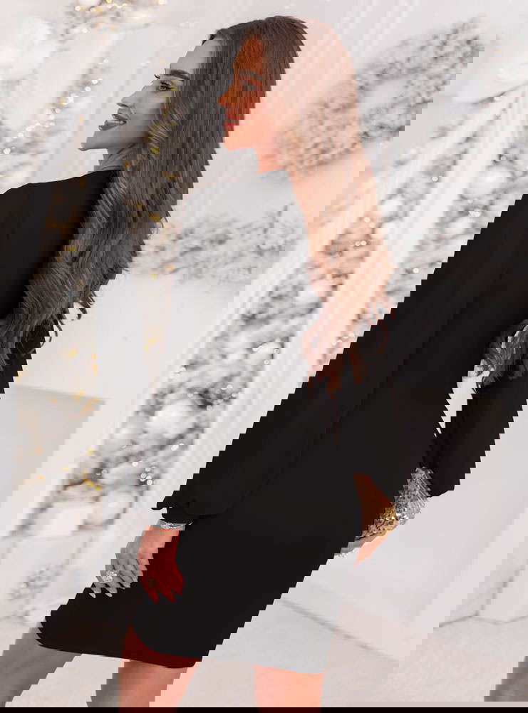 Czarna sukienka z tiulowymi rękawami...