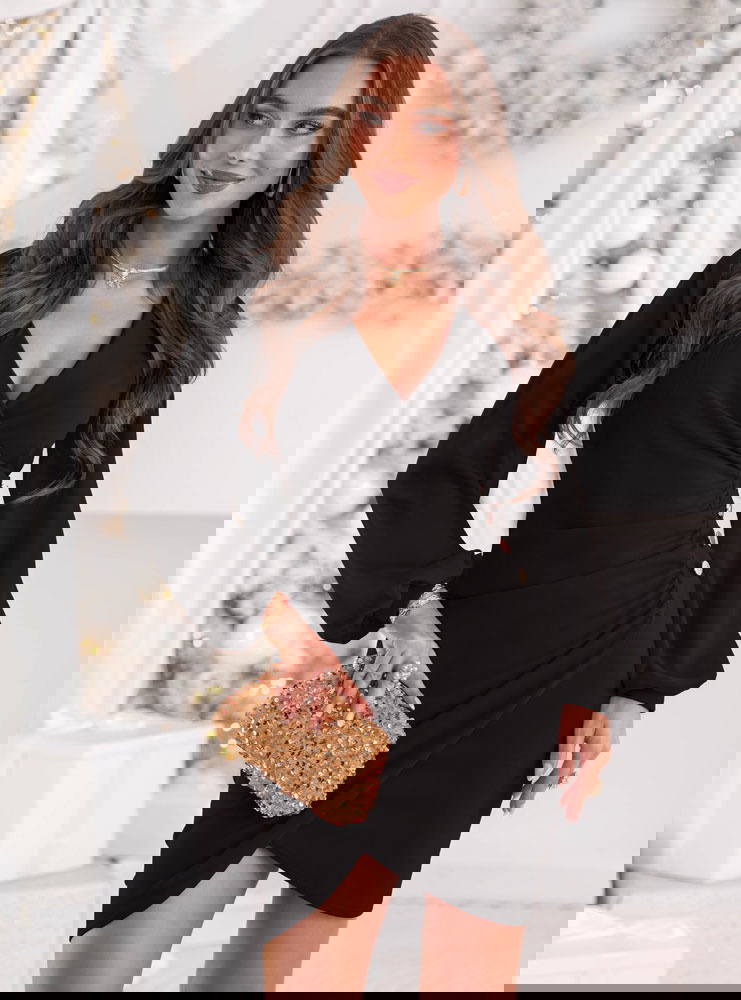 Czarna sukienka z tiulowymi rękawami...