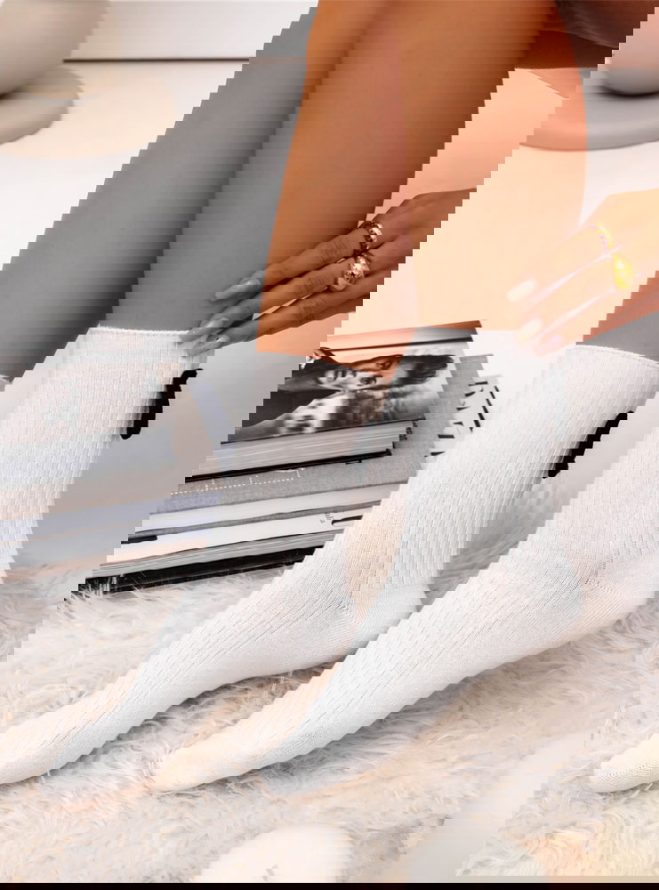 Białe damskie skarpetki z ozdobnym...