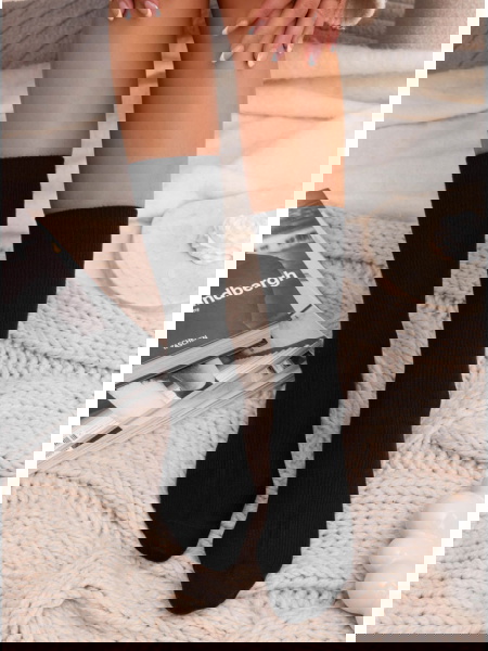 Czarne prążkowane skarpetki...