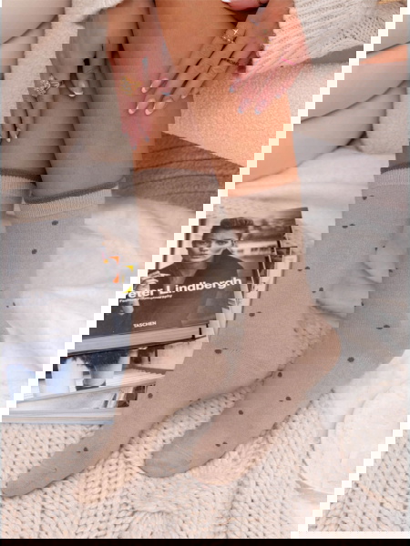 Beżowe skarpetki w kropki...