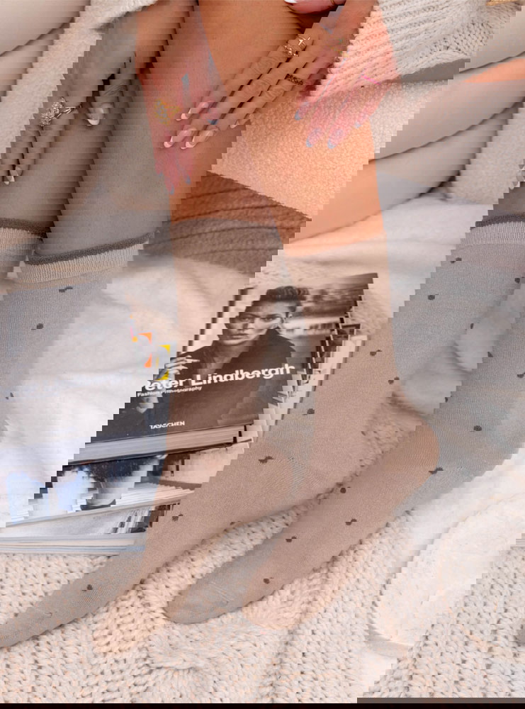 Beżowe skarpetki w kropki Brighamena