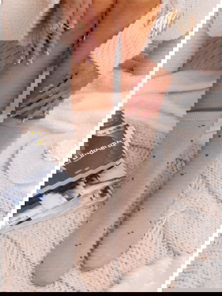 Beżowe skarpetki w kropki... 2