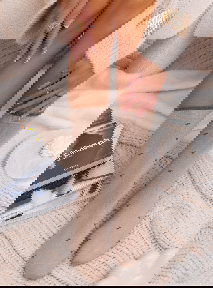 Beżowe skarpetki w kropki Brighamena