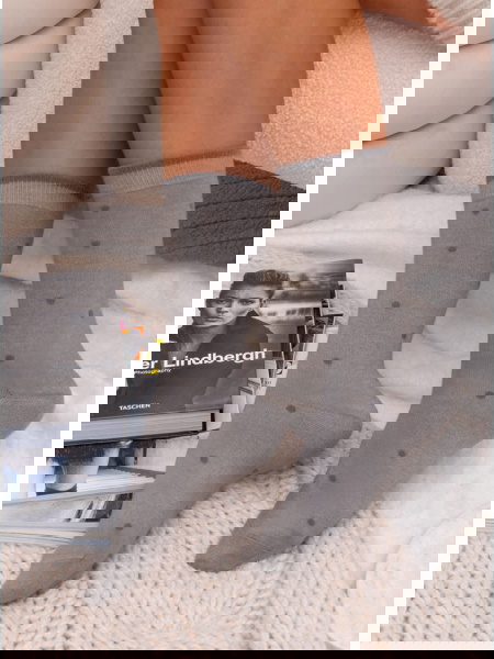 Szare skarpetki w kropki...