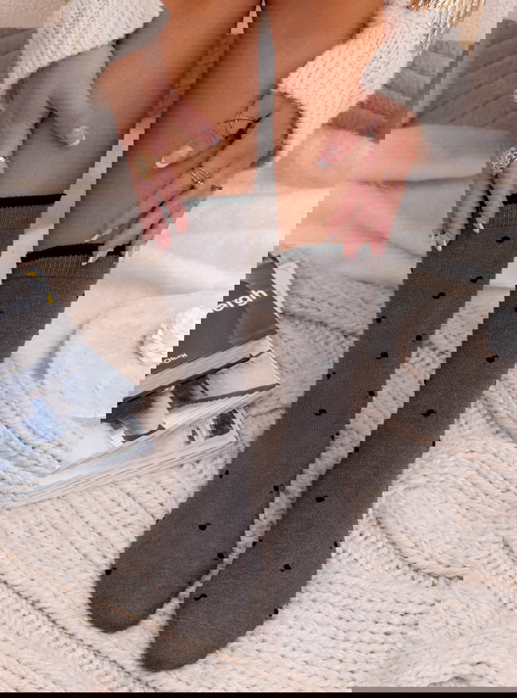 Popielate skarpetki w kropki Brighamena