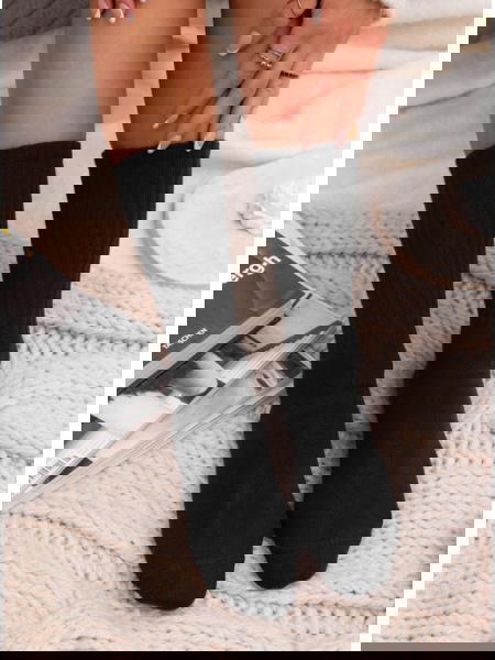 Czarne długie skarpetki...