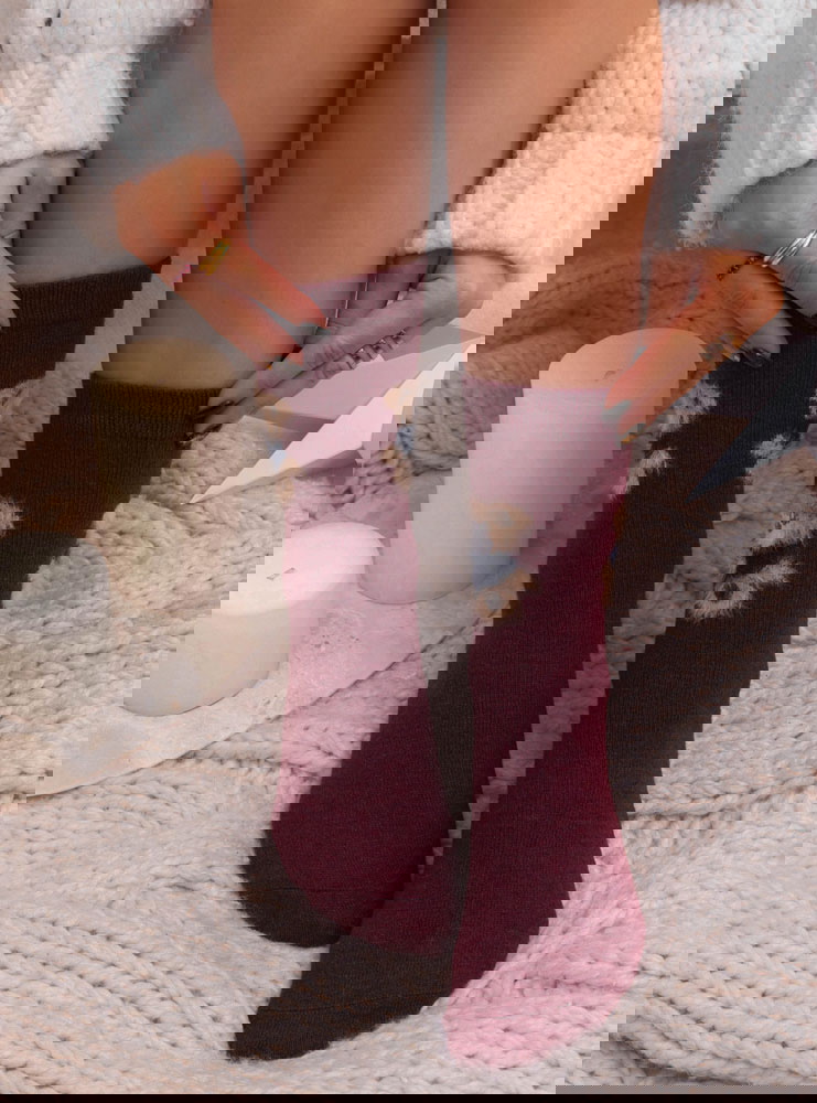 Bordowe damskie skarpetki z ozdobnym...