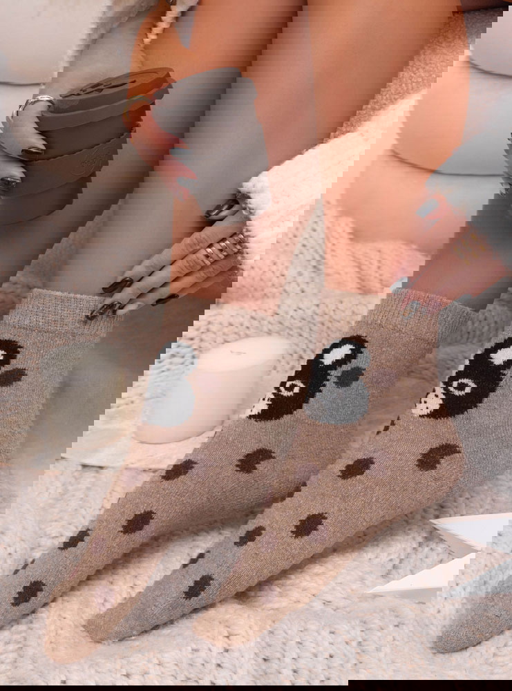 Beżowe skarpetki z ozdobnym wzorem...