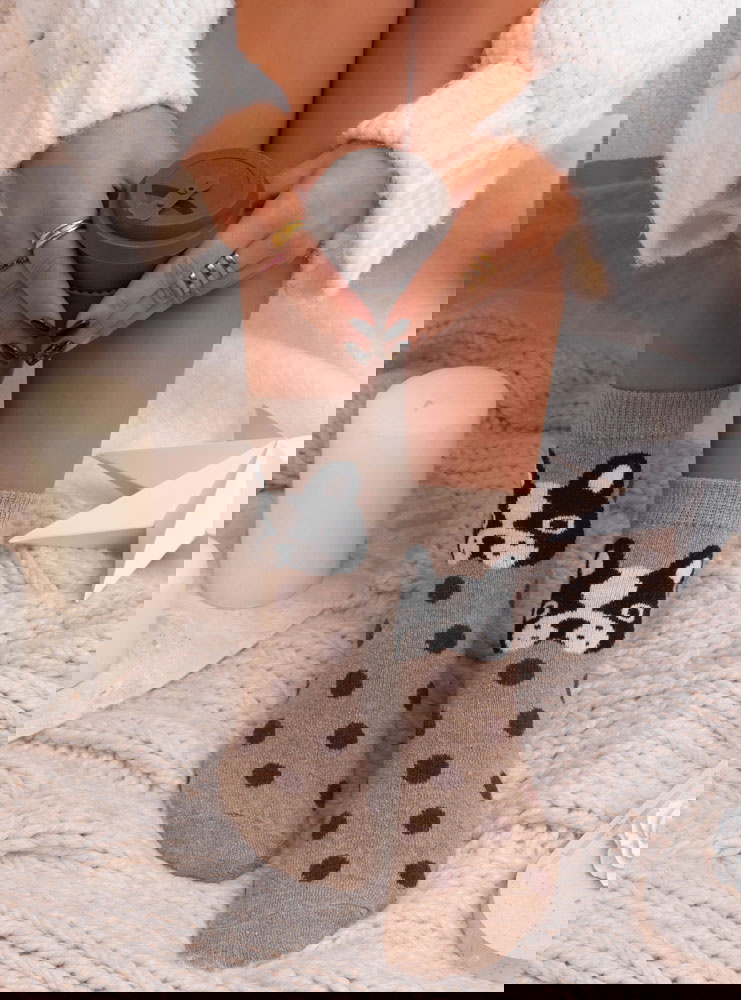 Beżowe skarpetki z ozdobnym wzorem...