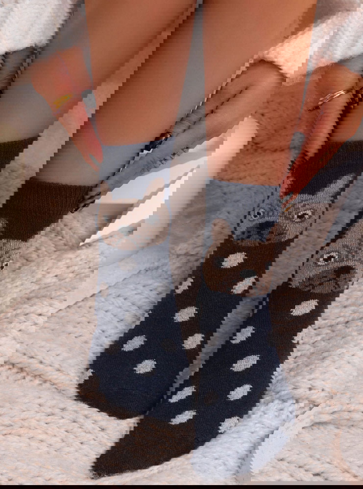 Granatowe skarpetki z ozdobnym wzorem...