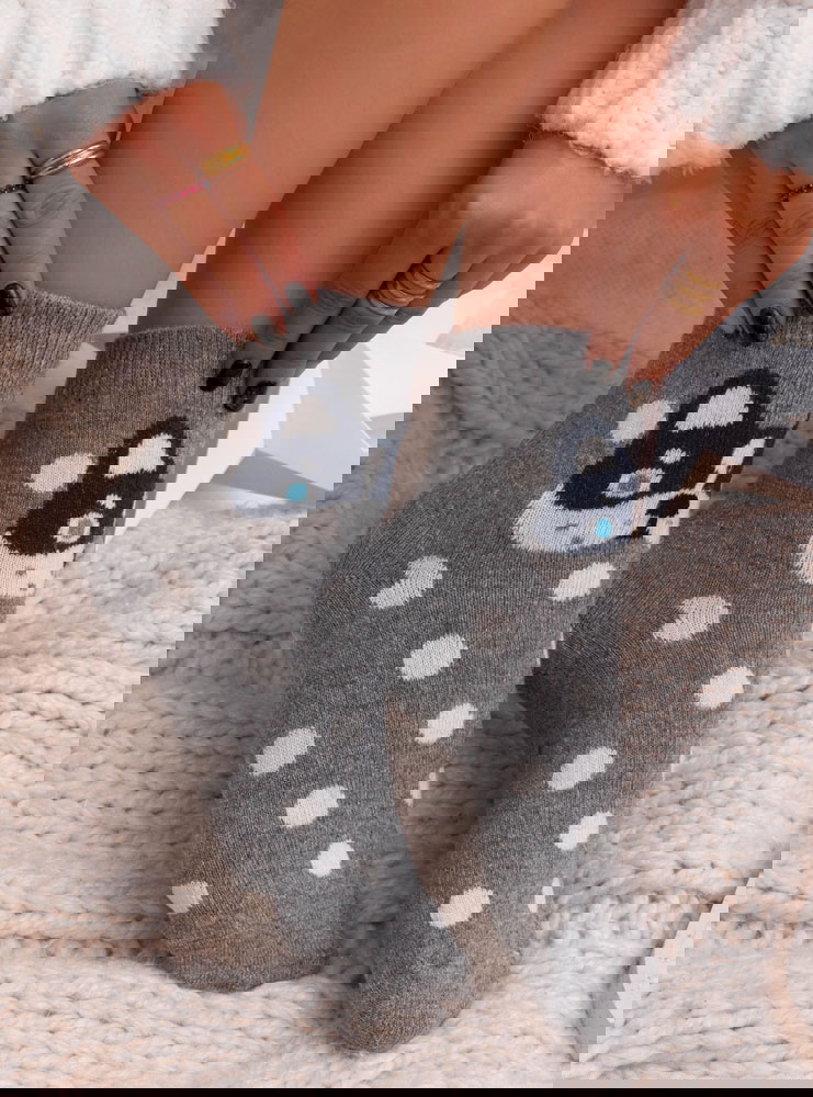 Szare skarpetki z ozdobnym wzorem...