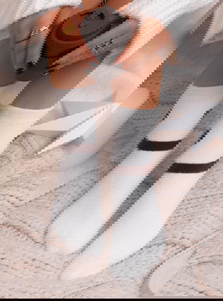 Białe miękkie przytulne skarpetki z...