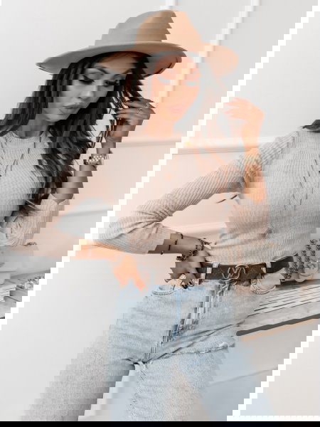 Beżowy dopasowany sweter z...